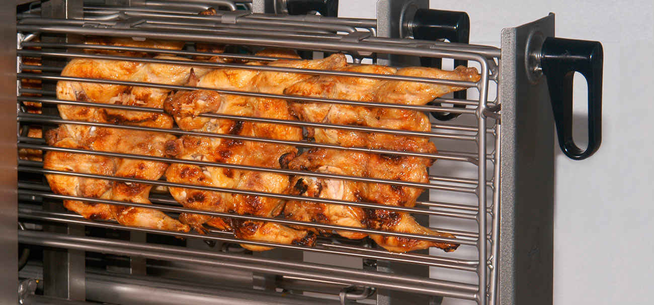 Poulets ouverts en cuisson sur des grilles verticaux GRESILVA